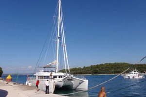 Mali Ždrelac, 12. kolovoza 2010. - LK Zadar uklonila je s plovnoga puta francuski katamaran koji je zapeo za dalekovod u prolazu Mali Ždrelac između otoka Ugljan i Pašman